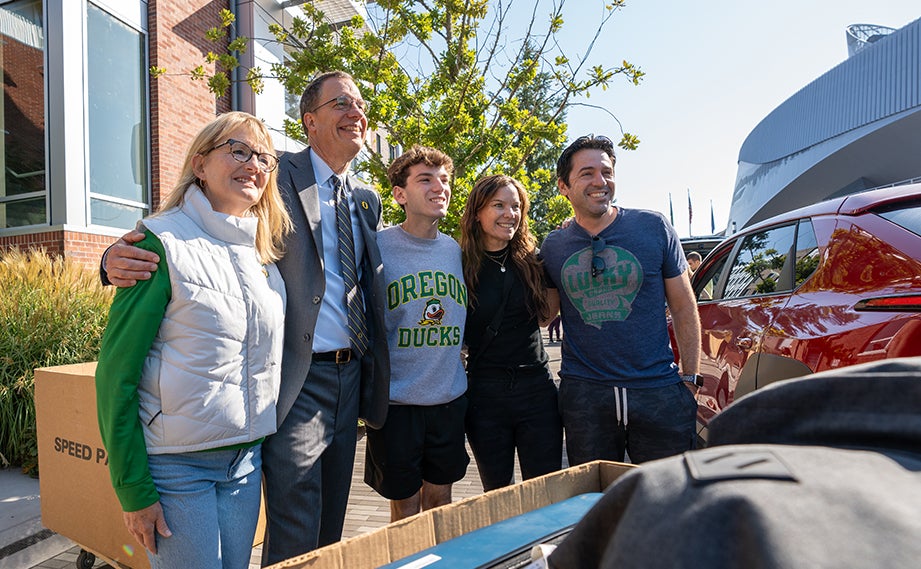 Family of three poses with President Scholz and his wife during Unpack the Quack