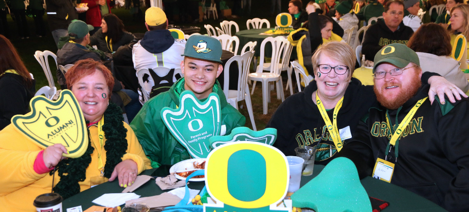 families gather at UO tailgate during fall family weekend